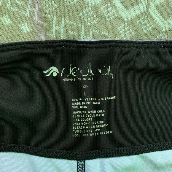 Patterned Capri Leggings - Picture 4 of 5